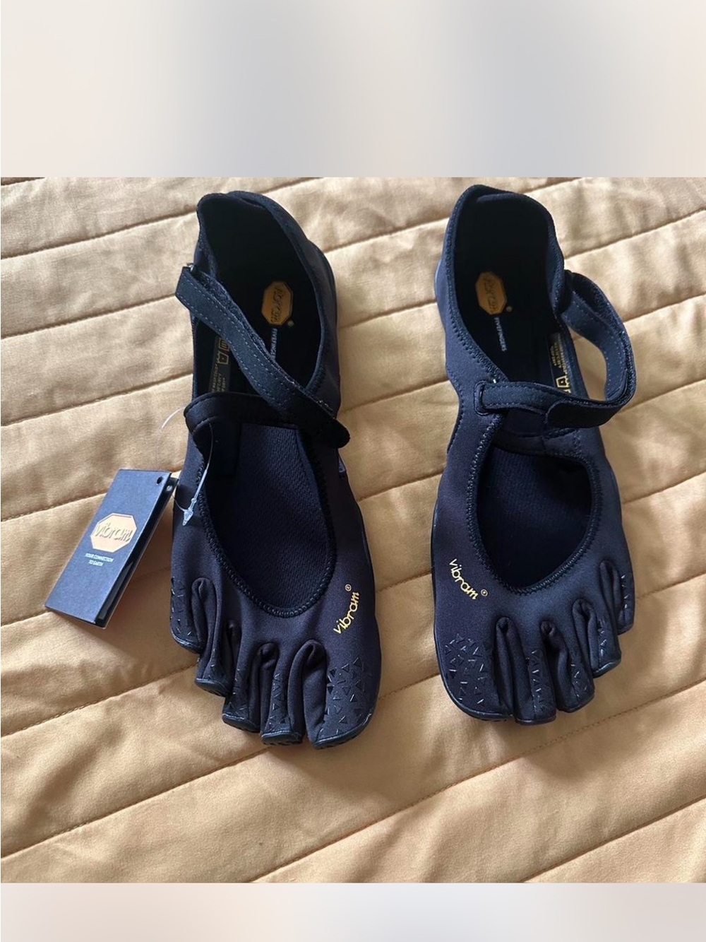 Vibram black Women's FiveFingers Toe Flats with Strap